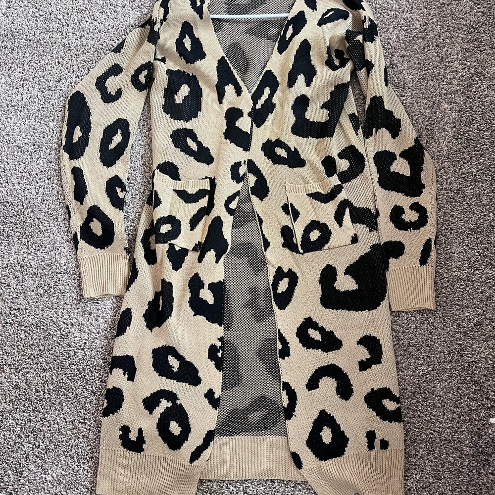 Cheetah long sleeve sweater never worn